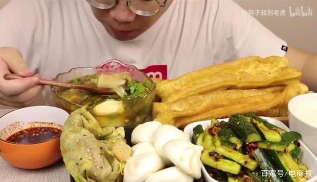 Một blogger Mukbang qua đời vì ăn quá nhiều "Có đáng để đánh đổi sức khỏe của mình để lấy tiền"