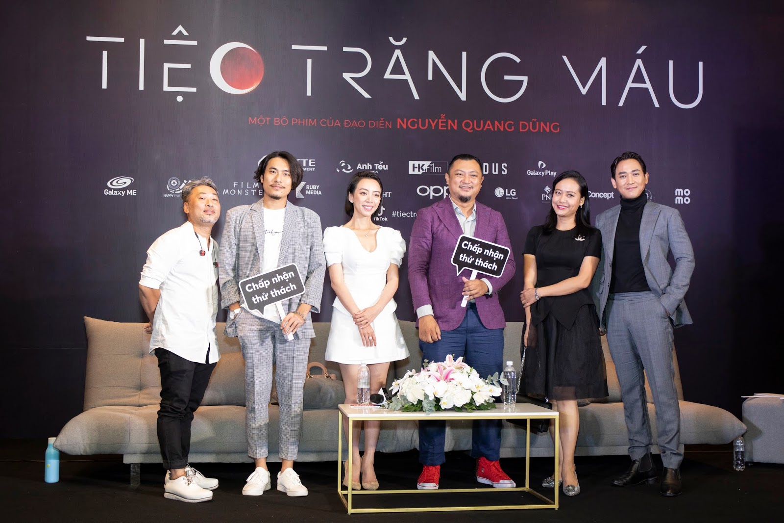 Dàn sao khủng thi nhau "tố" bạn diễn tại showcase Tiệc trăng máu 