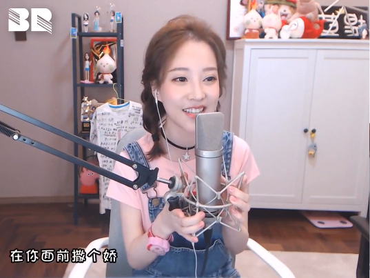 Cô nàng streamer hot nhất xứ Trung Quốc lộ ảnh nhan sắc kì lạ, nghi là do phẩu thuật thẩm mỹ