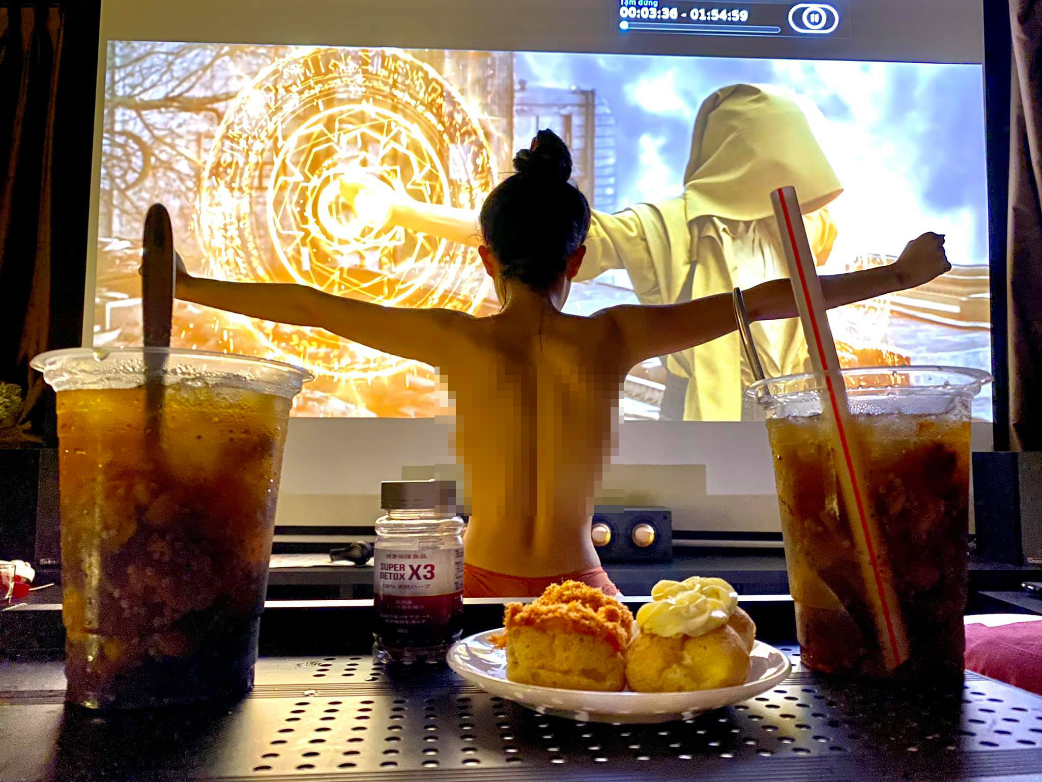 Ngân 98 lại gây sốc với ảnh "bán nude" khi xem phim Marvel sau lệnh cấm diễn vì trang phục phản cảm