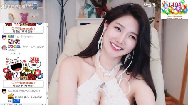 Kì lạ cô nàng streamer chỉ lên sóng stream cười với khán giả cũng thu về 2 tỷ VND dễ dàng