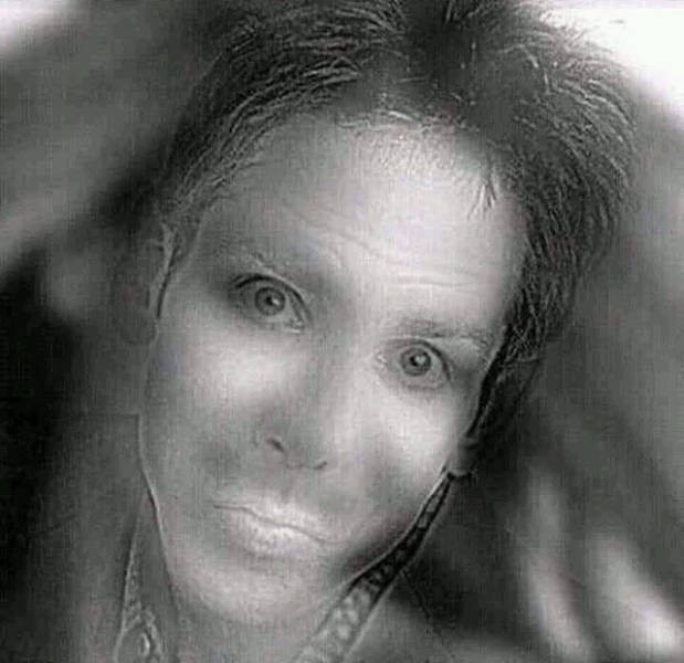 Lý giải bức ảnh “kinh dị” từng ám ảnh thế hệ 8,9X: Cô gái trong ảnh chỉ cười khi bạn nheo mắt lại 