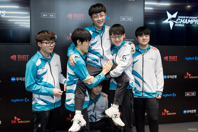 LMHT: Damwon đứng đầu BXH những đội tuyển mạnh nhất, game thủ LPL lên tiếng cà khịa không ngớt