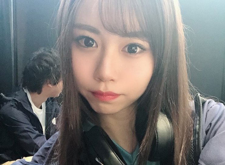 Nữ người mẫu Nhật Bản bỏ nghề để trở thành tuyển thủ Esports Liên Minh Huyền Thoại