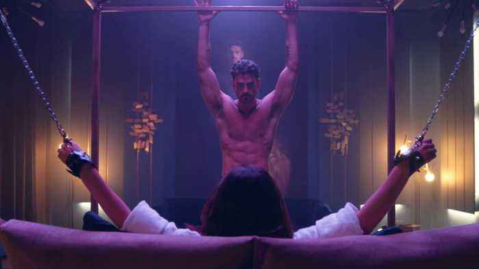 Tìm hiểu những món đạo cụ "lạ" được sao sử dụng trong cảnh 18+ ở Hollywood