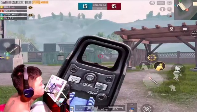 Xuất hiện nam streamer đầy nghi lực, mất cả 2 tay nhưng vẫn chơi game cực căng