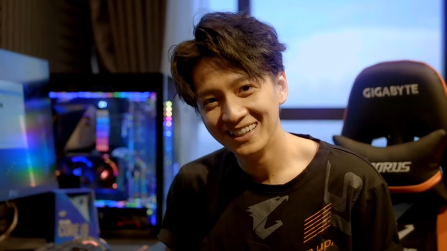 LMHT: Ngô Kiến Huy bất ngờ khoe dàn máy tính 300 triệu VNĐ khiến fan hoảng hốt
