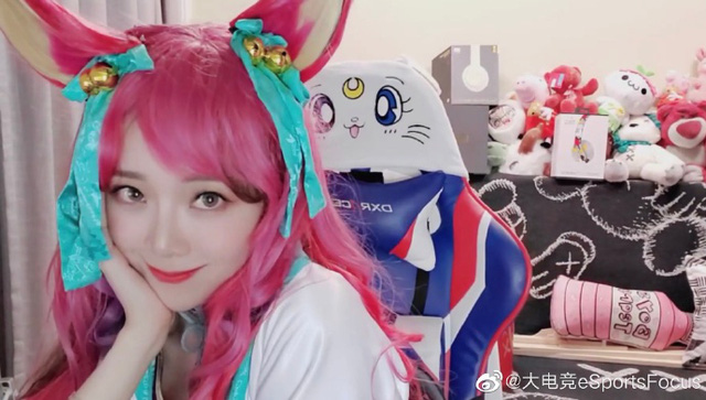 LMHT: Nữ MC LPL cosplay thành Ahri siêu xinh ngay trên sóng stream, fan-boy chỉ biết xuýt xoa vì quá đẹp