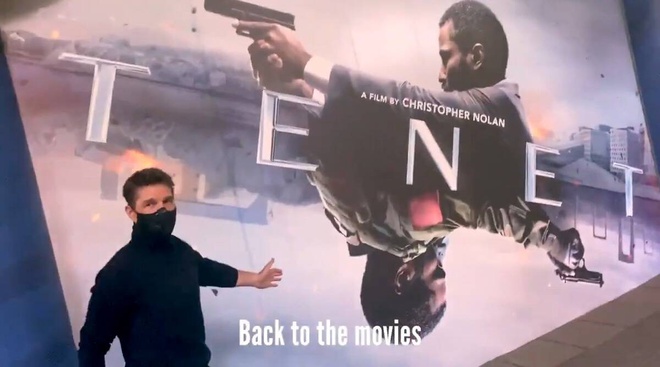 Bất chấp dịch bệnh, Tom Cruise đeo khẩu trang đến rạp ủng hộ Tenet