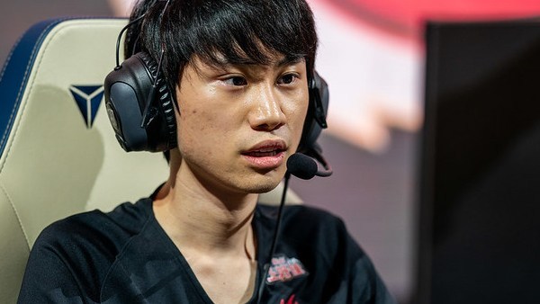 LMHT: Doinb cho rằng T1 khó đi CKTG, người hâm mộ mỉa mai "ông lo mà luyện tập đi"