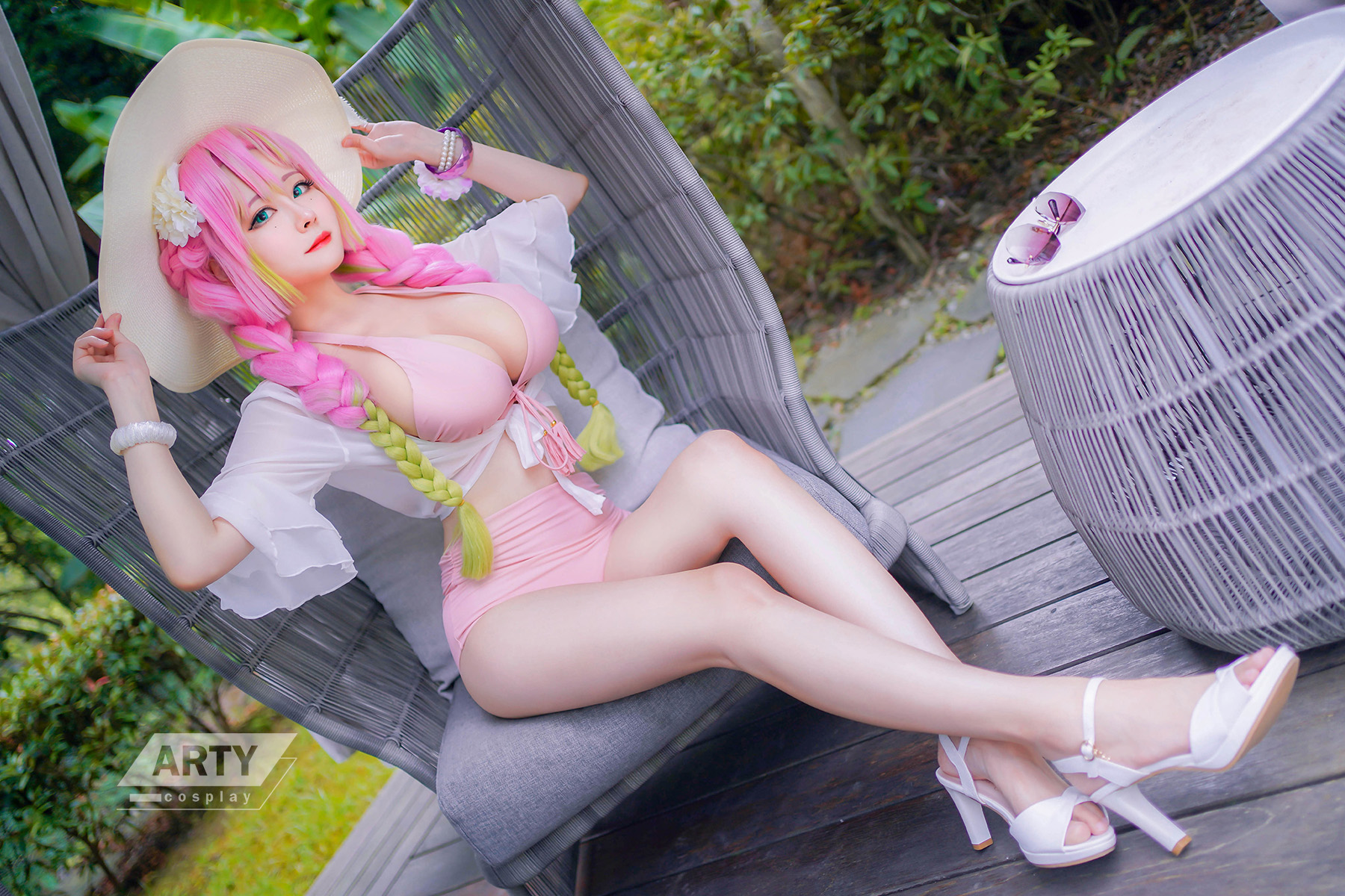 Arty tiếp tục làm khán giả xịt máu mũi với màn cosplay Luyến Trụ, Trùng Trụ trong Kimetsu No Yaiba