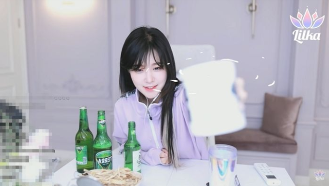 Không cần làm gì nhiều, chỉ cần uống rượu trên stream là cô nàng xinh đẹp này đã thu hút triệu view rồi
