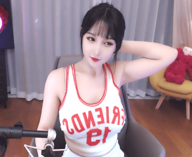 Nữ Streamer mếu máo xin lỗi khán giả vì ... quên kéo khóa quần