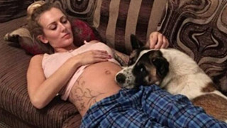 Vừa mang thai, cô gái liền nhận thấy chó cưng hành xử kỳ lạ, đến bệnh viện kiểm tra mới cảm tạ con vật đã cứu mạng 2 mẹ con mình