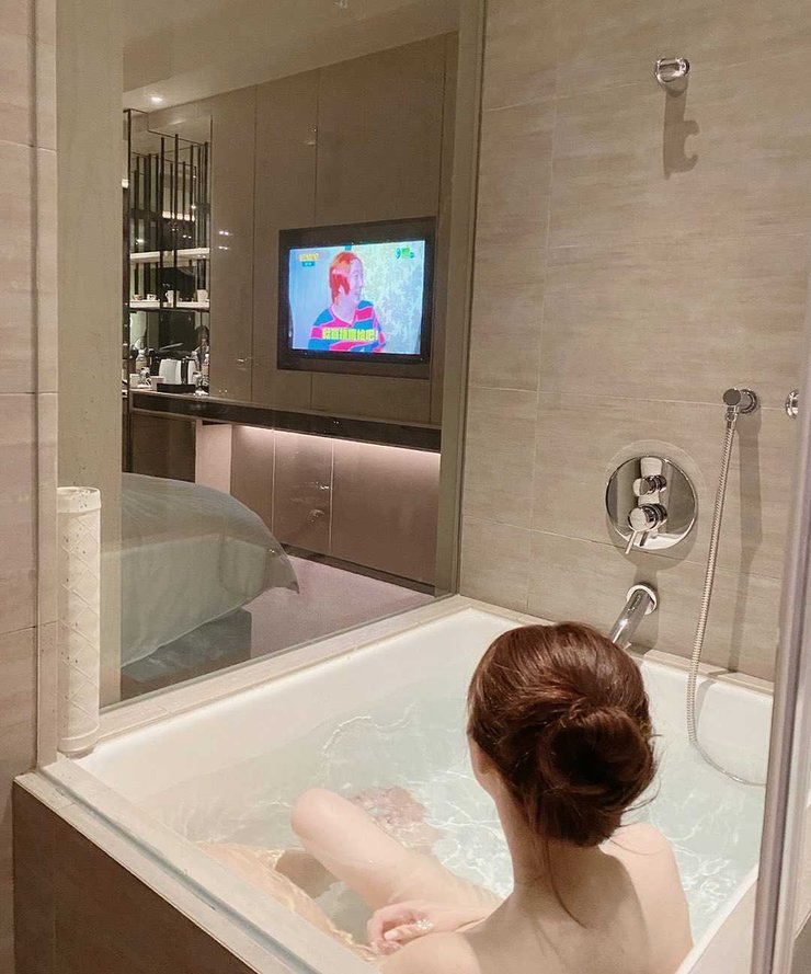 Khoe ảnh vừa xem tivi vừa tắm, hot girl khiến trang của mình gần như bị sập vì quá tải