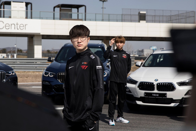 LMHT: Faker vừa thi đỗ bằng lái xe hơi, fan ngay lập tức cho rằng "hợp đồng BMW sắp đến rồi"