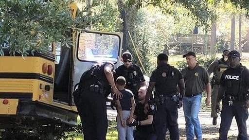 [Chuyện thật như đùa] Cậu bé 11 tuổi...cướp xe bus trường và màn rượt đuổi không khác gì phim hành động 