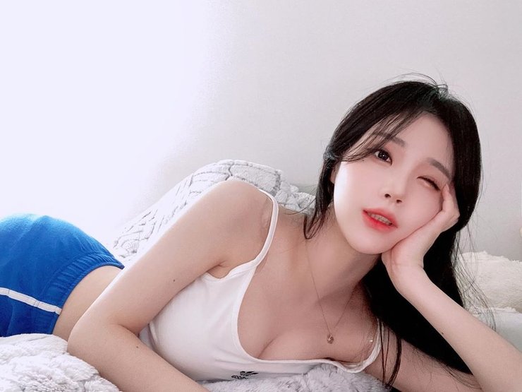 Nữ streamer làm giàu từ ngành người mẫu nội y, nhưng lại muốn từ bỏ để trở thành y tá