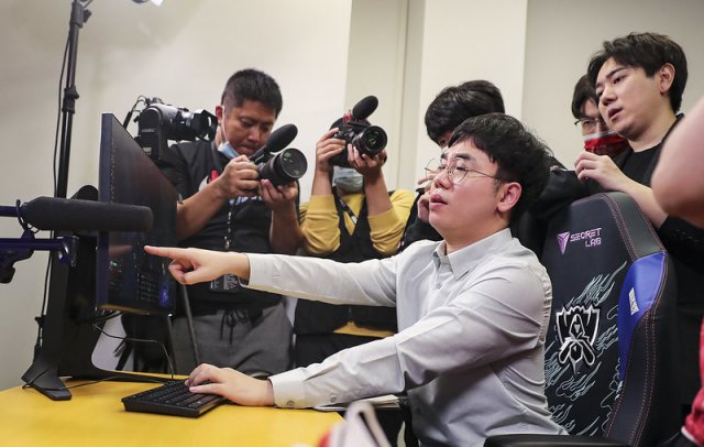 LMHT: JD Gaming chia tay HLV Trưởng của mình sau khi để thua SofM và đồng đội tại CKTG 2020