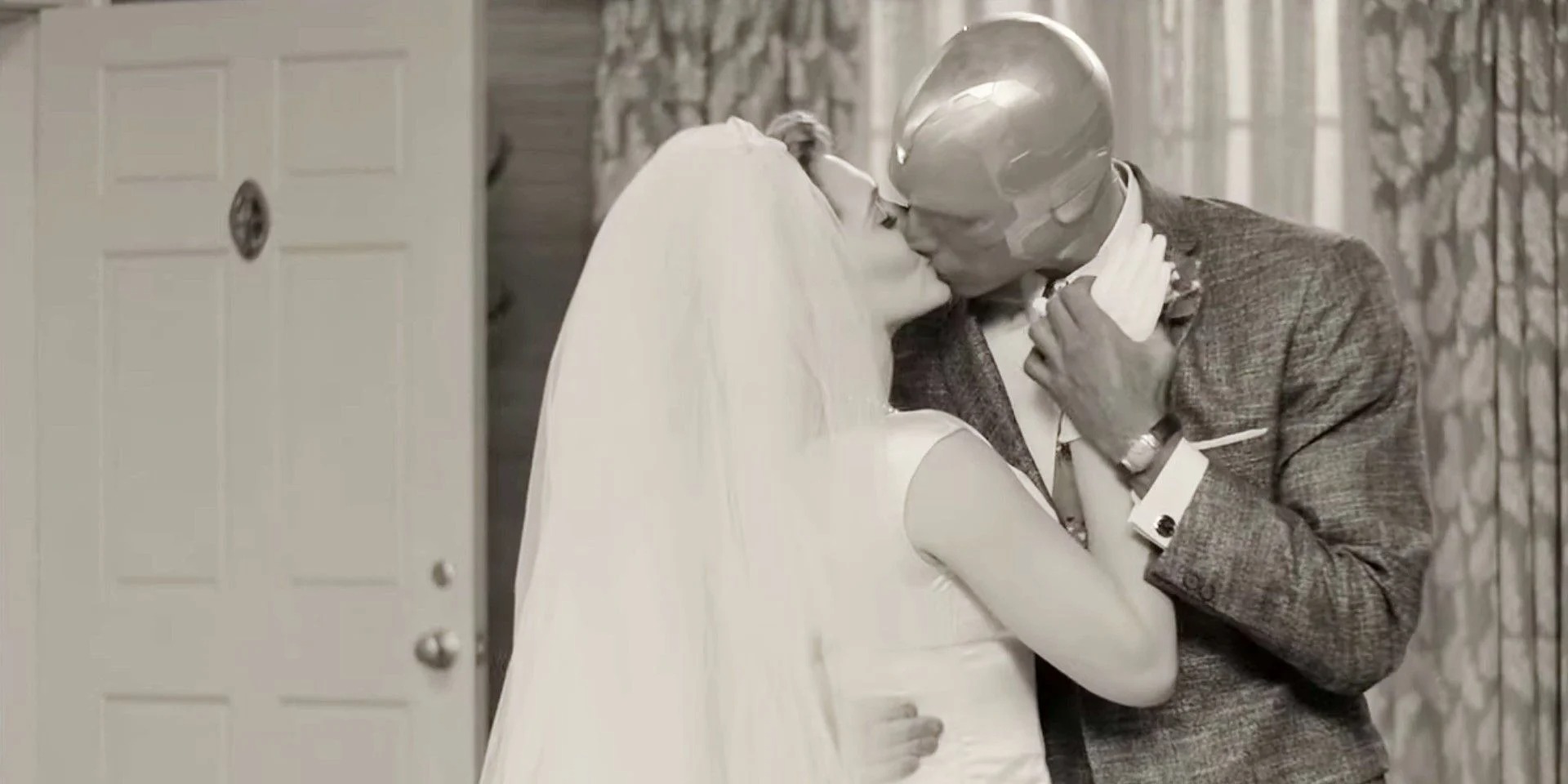 Bật mí về nụ hôn đầy...nước mũi của cặp đôi dị nhất Marvel: Scarlet Witch và Vision