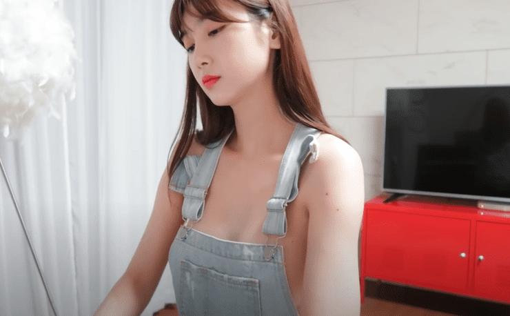 Nữ YouTuber gợi cảm với trang phục ngắn cũn trong video mới nhất, thừa nhận khoe vẻ sexy có chủ đích