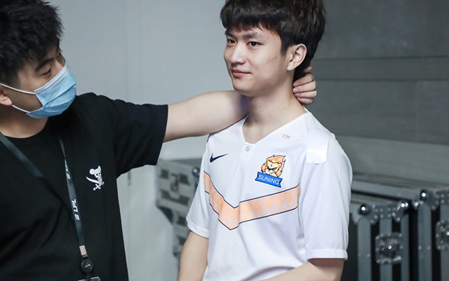 LMHT: Người hâm mộ lo lắng khi biết Huangfeng gặp vấn đề về sức khỏe, não bộ như của người già 50 tuổi