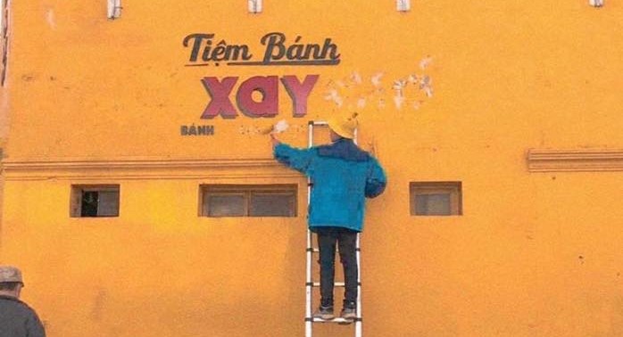 Trào lưu chế ảnh bức tường vàng ở đà lạt bắt đầu nhen nhóm trên mạng xã hội.