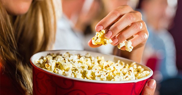 Vì sao khi xem phim chiếu rạp phải ăn bỏng ngô?