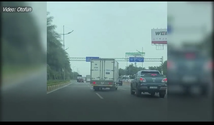 Cảnh rượt đuổi, chặn đầu xe trên phố Hà Nội trông không khác phim hành động