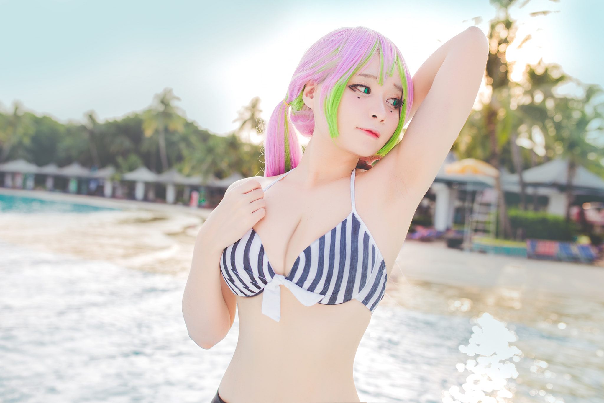 Nữ coser làm fan lòi con mắt với cosplay Luyến Trụ Kimetsu No Yaiba skin Tiệc Bể Bơi