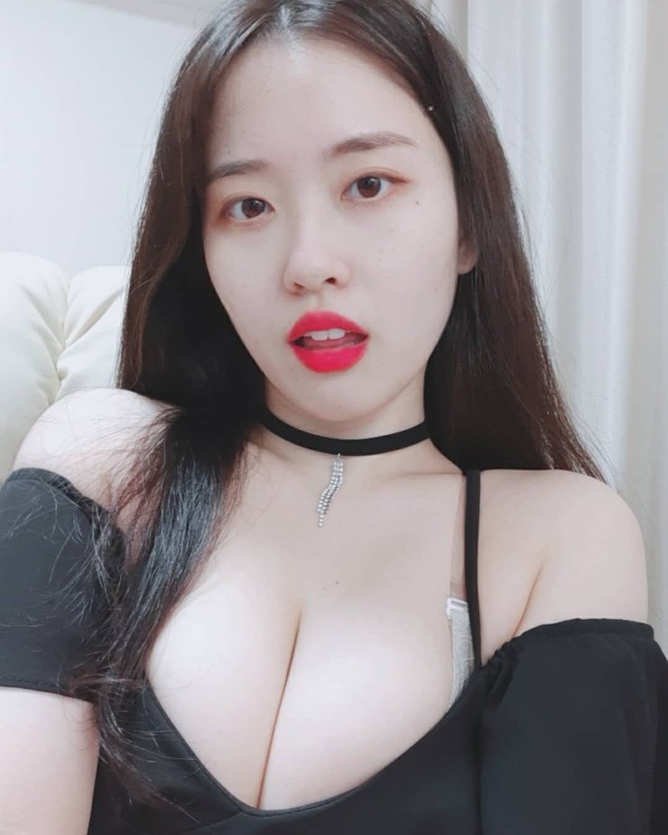 Streamer Hàn Quốc Soram đã thu hút cộng đồng mạng bằng cách khoe nốt ruồi trên ngực của cô