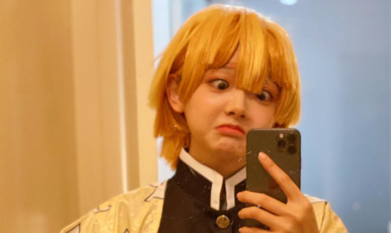 Chết cười! Nữ coser đáng yêu nhất cosplay Zenitsu Kimetsu No Yaiba và cái kết ngáo không tả!