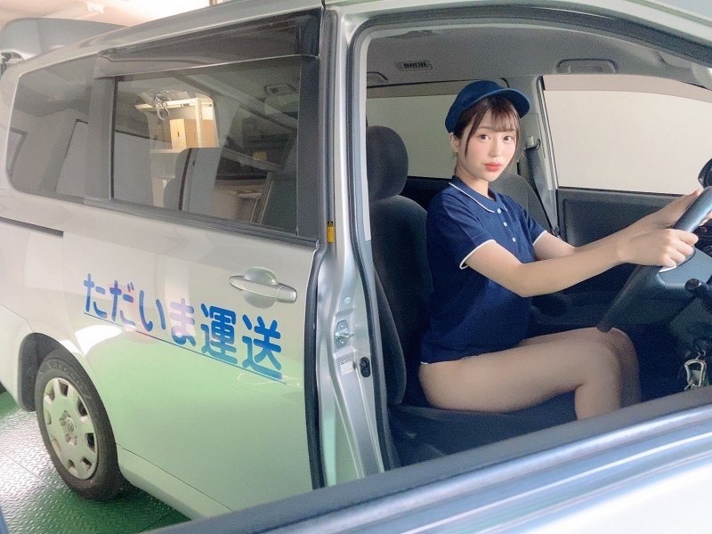 Vào vai nhân viên giao hàng, nữ diễn viên JAV không mang quần khiến cộng đồng mạng "xịt máu mũi"