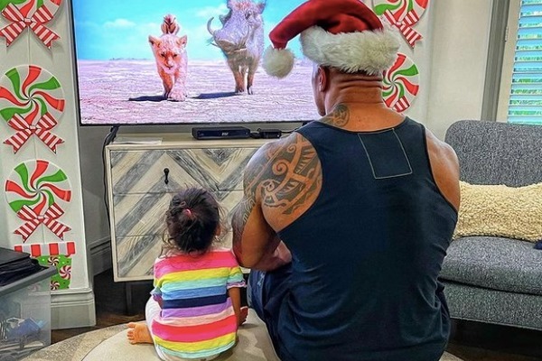 Loạt ảnh "ngoài đường bố là cá mập, về nhà bố là cá con" cực đáng yêu của The Rock Dwayne Johnson
