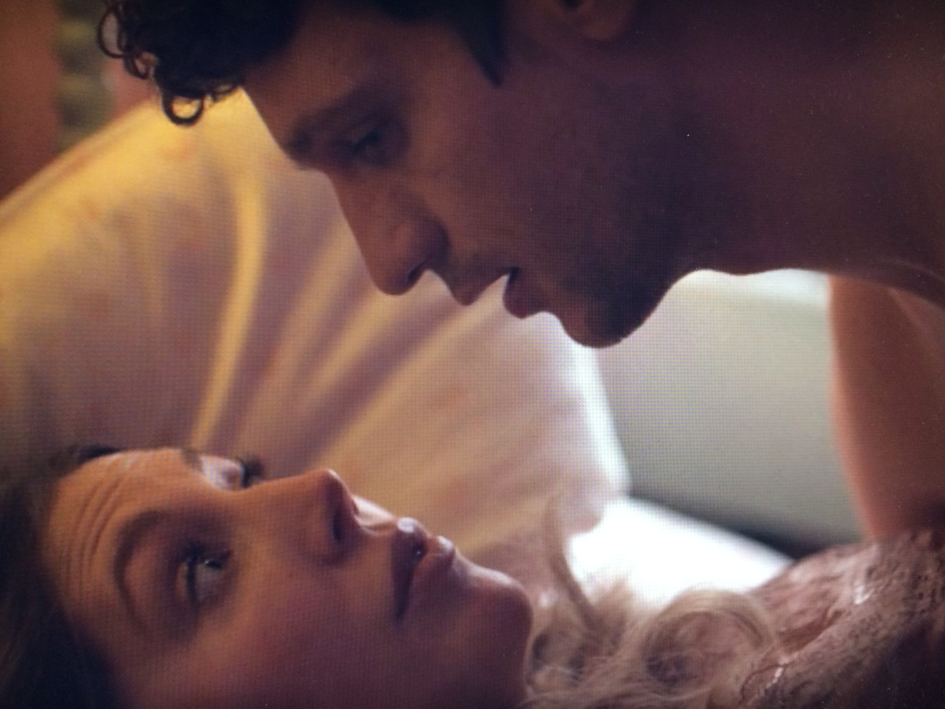 Những cảnh nóng táo bạo nhất màn ảnh năm 2020 (P4)