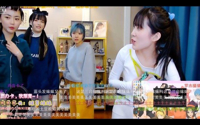 "Đu đưa" quá trớn trên livestream, nữ Streamer vô tình để lộ ngực và bị cấm kênh ngay sau đó