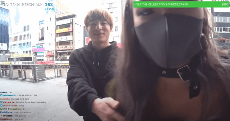 Nữ streamer rơi nước mắt, sợ hải vì bị người đàn ông lạ mặt chạm vào vòng 1 khi đang livestream