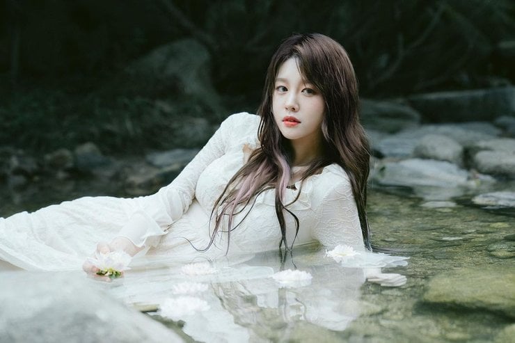 Bật khóc trên stream, YouTuber xinh như thiên thần tiết lộ mong muốn có một mối tình thật sự 