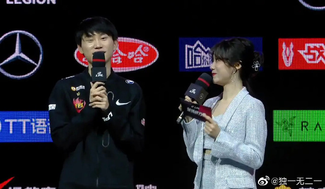 LMHT: Doinb bất ngờ gửi lời xin lỗi đến người vợ của mình ngay trên sân khấu vì đã không cùng cô đón sinh nhật