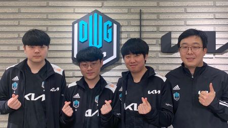 LMHT: Trang Twitter của đội tuyển DWG KIA bất ngờ like video 18+ trước sự chứng kiến của người hâm mộ