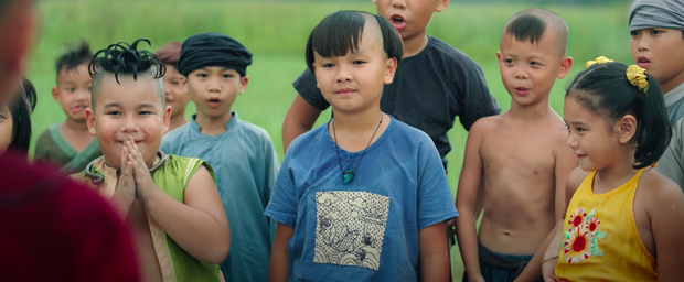 Trích đoạn Trạng Tí gây hoang mang vì để trẻ đứng trên miệng giếng, lấy nước đục đổ vào nước trong