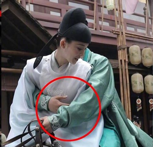 Cảnh phim Trung Quốc gây phản cảm vì bạn diễn trực tiếp "động chạm" ngực của nữ diễn viên trên sóng truyền hình