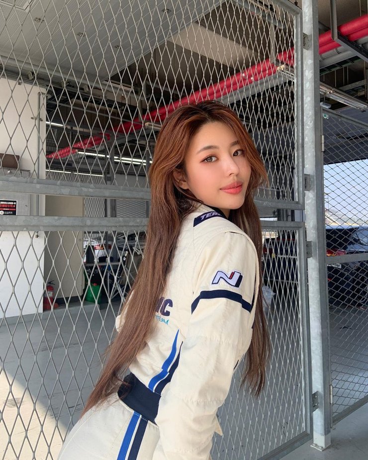 Loạt ảnh sexy tay đua nữ kiêm người mẫu ảnh khiến người xem "há hốc"