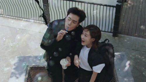 Cười bể bụng với phân cảnh thổi trà sữa ra bong bóng cực phi logic trong phim Trung Quốc