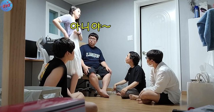 YouTuber khiến bạn bè sốc khi cởi váy, phản ứng của họ được ghi lại qua camera ẩn