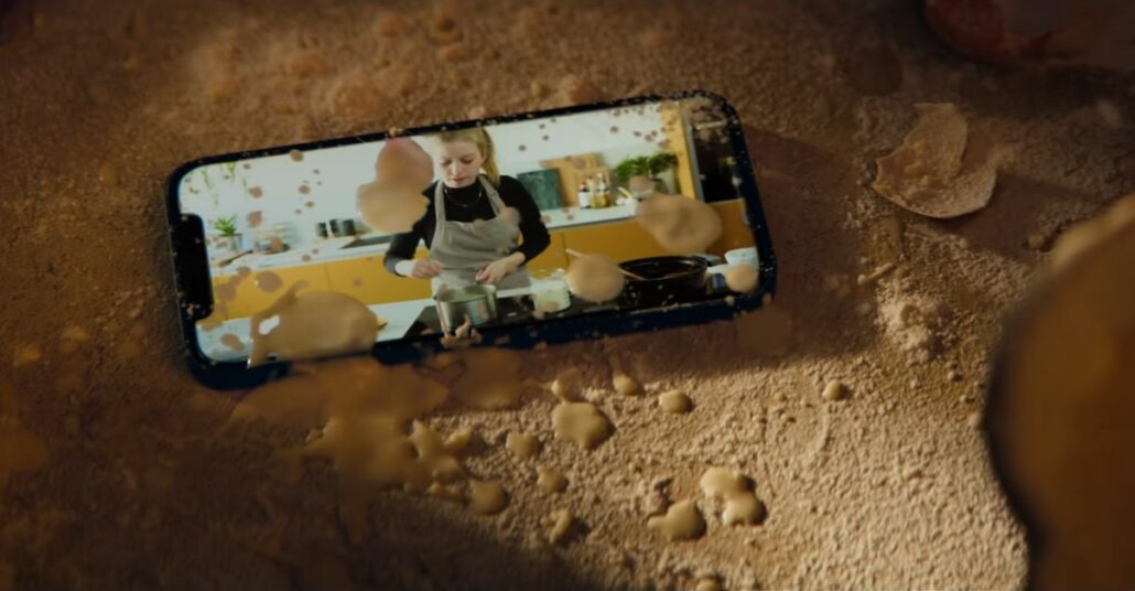 Apple tiết lộ độ bền màn hình Ceramic Shield của iPhone 12 trong quảng cáo mới nhất