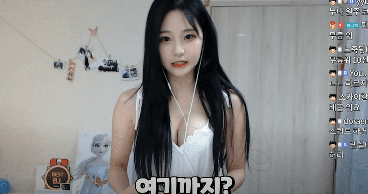 Bức xúc khi bị gắn mác 'trẻ con', nữ Streamer cắt váy khoe body 'người lớn'