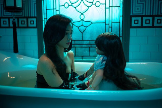 "Thiên thần hộ mệnh" tung trailer, vén màn thế giới đen tối sau ánh hào quang