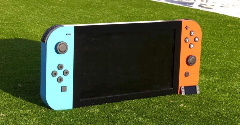 Nam game thủ tự tay làm ra một chiếc Nintendo Switch lớn nhất thế giới tặng cho bệnh viện nhi