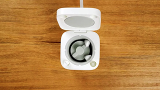 Dưới đây là "một chiếc máy giặt" nhỏ xinh có thể làm sạch Apple AirPods của bạn